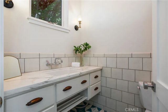 2217 Laurel Place, Newport Beach, CA 92663