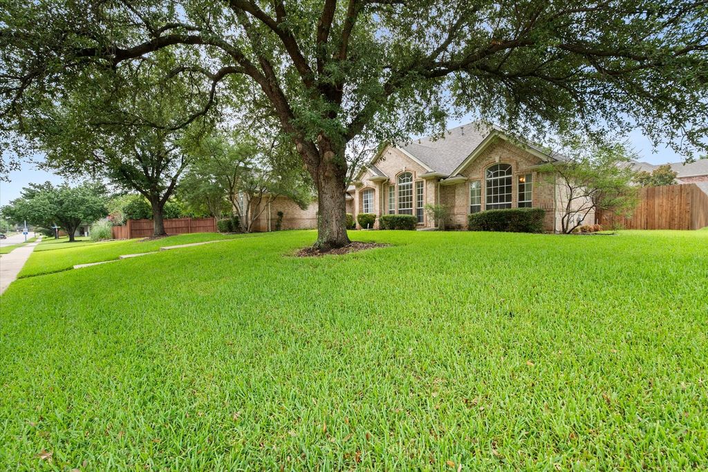 8904 Thornway Drive, North Richland Hills, TX 76182