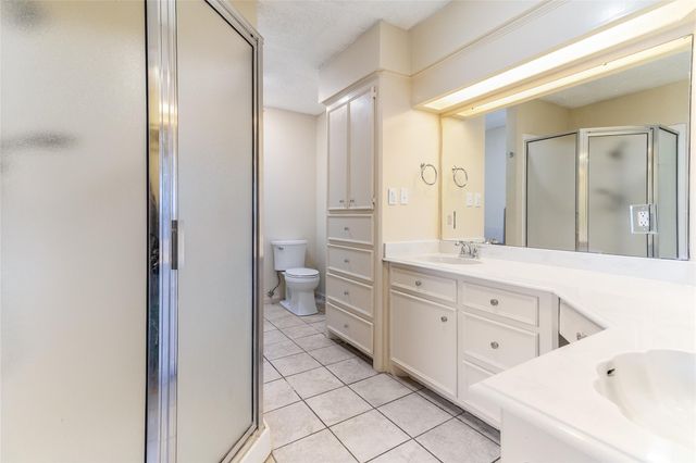 102 Paradise Valley Drive, West Columbia, TX 77486