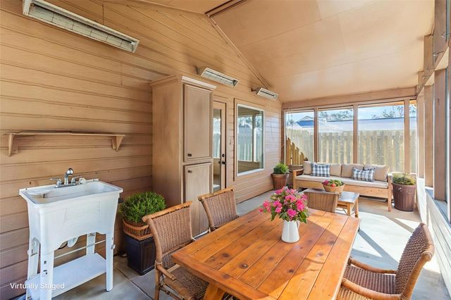 102 Paradise Valley Drive, West Columbia, TX 77486