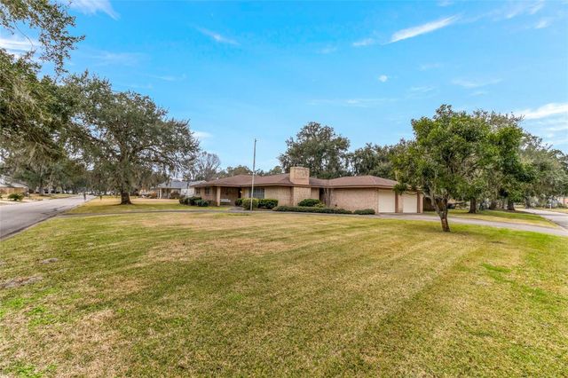 102 Paradise Valley Drive, West Columbia, TX 77486