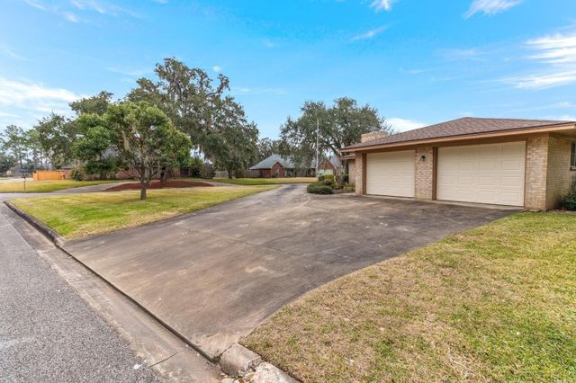 102 Paradise Valley Drive, West Columbia, TX 77486