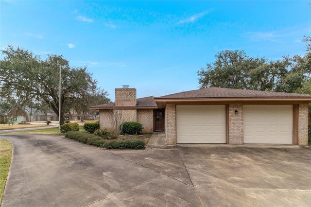 102 Paradise Valley Drive, West Columbia, TX 77486