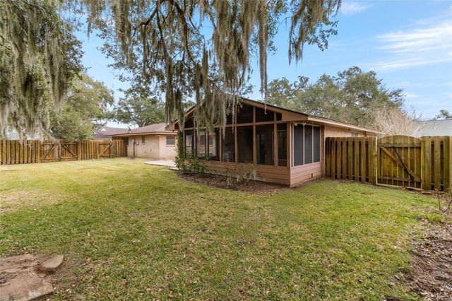 102 Paradise Valley Drive, West Columbia, TX 77486