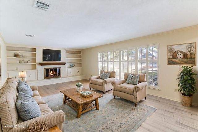 102 Paradise Valley Drive, West Columbia, TX 77486