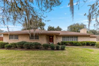 102 Paradise Valley Drive, West Columbia, TX 77486