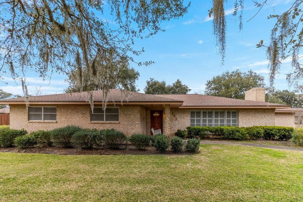 102 Paradise Valley Drive, West Columbia, TX 77486