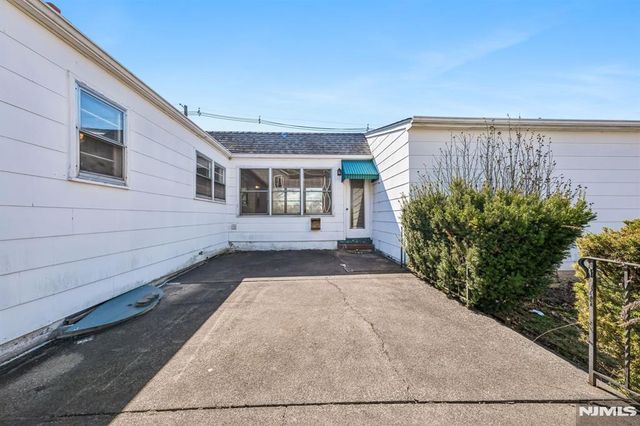 4 Oak Ridge Road, Clifton, NJ 07013