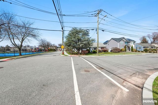 4 Oak Ridge Road, Clifton, NJ 07013