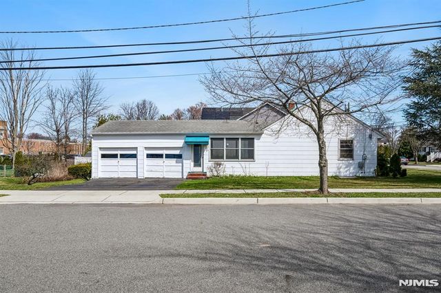 4 Oak Ridge Road, Clifton, NJ 07013