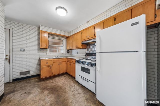 4 Oak Ridge Road, Clifton, NJ 07013