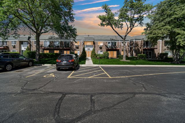 10369 DEARLOVE Road 1F, Glenview, IL 60025