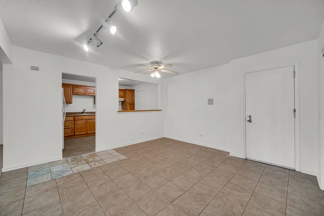 10369 DEARLOVE Road 1F, Glenview, IL 60025