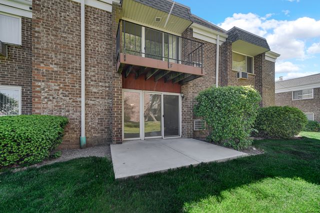 10369 DEARLOVE Road 1F, Glenview, IL 60025