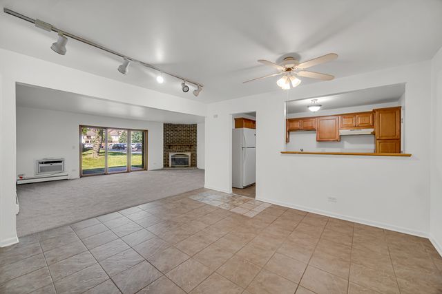 10369 DEARLOVE Road 1F, Glenview, IL 60025