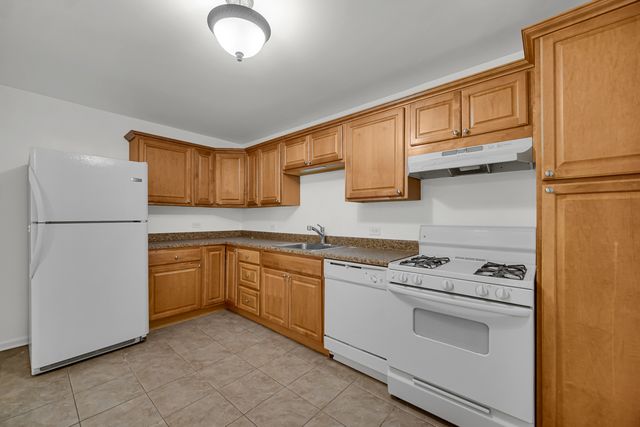 10369 DEARLOVE Road 1F, Glenview, IL 60025