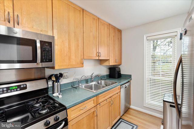 10198 OAKTON TERRACE RD, Oakton, VA 22124