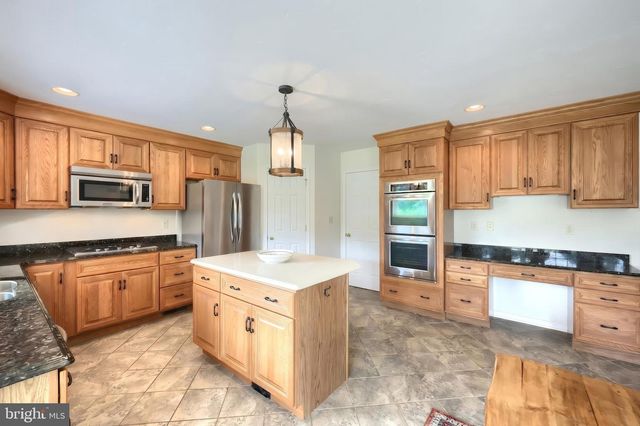 7284 LANDON DR, Thomasville, PA 17364