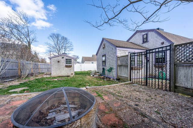 86 Sea Street, Hyannis, MA 02601