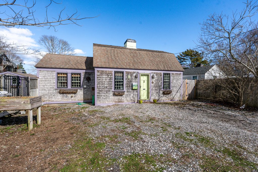 86 Sea Street, Hyannis, MA 02601
