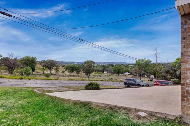 1504 5th St, Kerrville, TX 78028