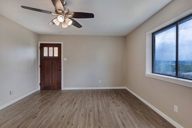 1504 5th St, Kerrville, TX 78028