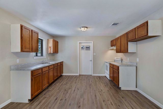 1504 5th St, Kerrville, TX 78028