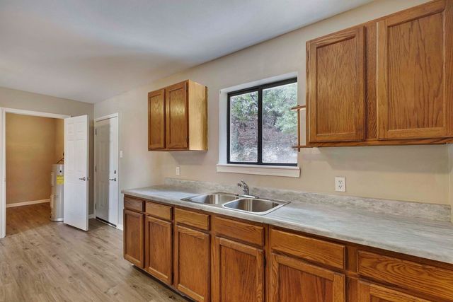 1504 5th St, Kerrville, TX 78028