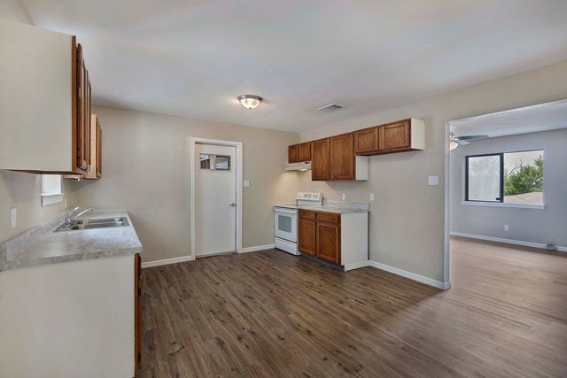 1504 5th St, Kerrville, TX 78028