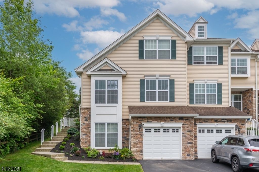 37 Canterbury Ct, Mount Olive Twp., NJ 07828