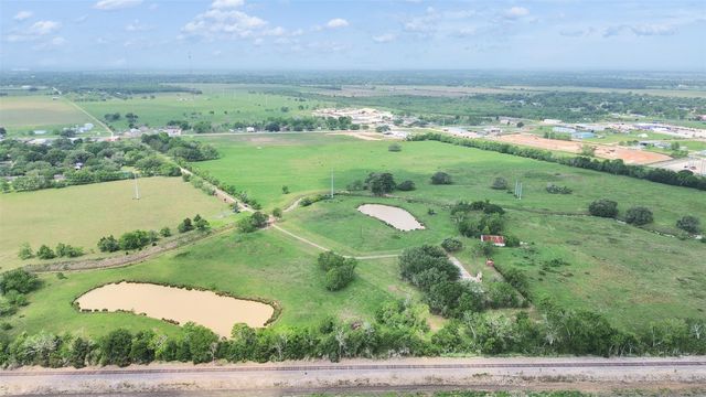 2100 Pine Knoll Road, Bay City, TX 77414
