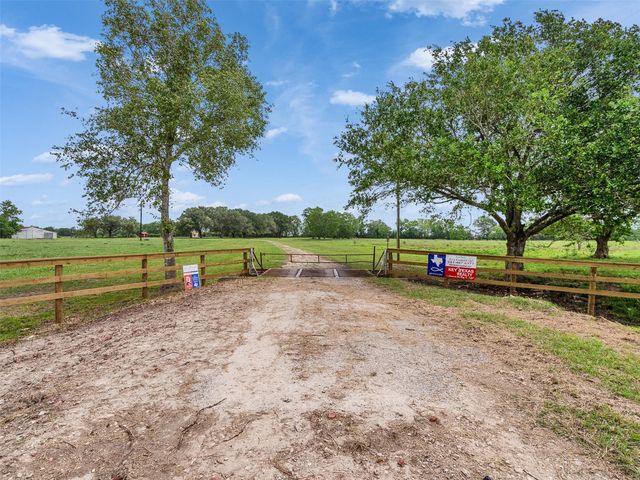 2100 Pine Knoll Road, Bay City, TX 77414
