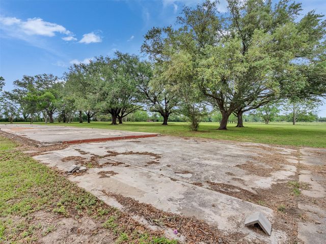 2100 Pine Knoll Road, Bay City, TX 77414