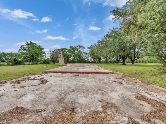 2100 Pine Knoll Road, Bay City, TX 77414