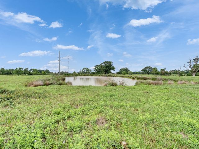 2100 Pine Knoll Road, Bay City, TX 77414