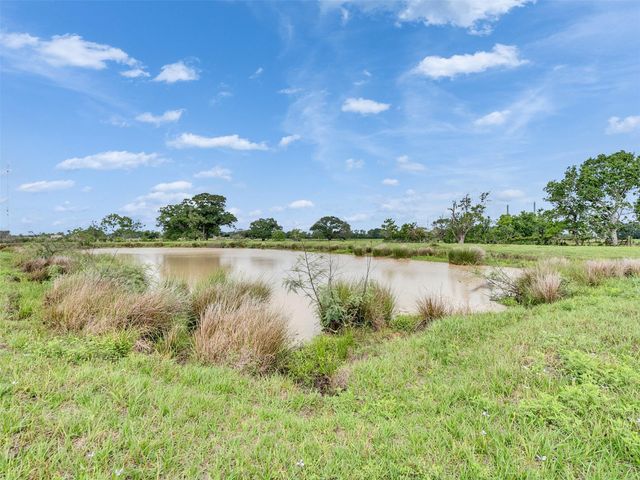 2100 Pine Knoll Road, Bay City, TX 77414