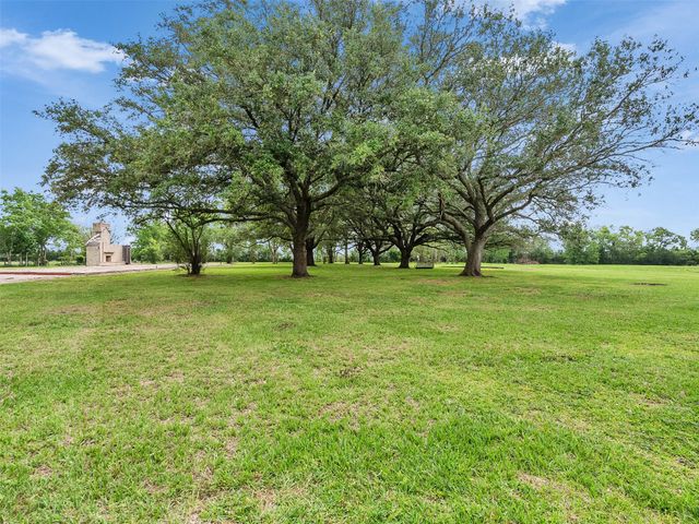 2100 Pine Knoll Road, Bay City, TX 77414