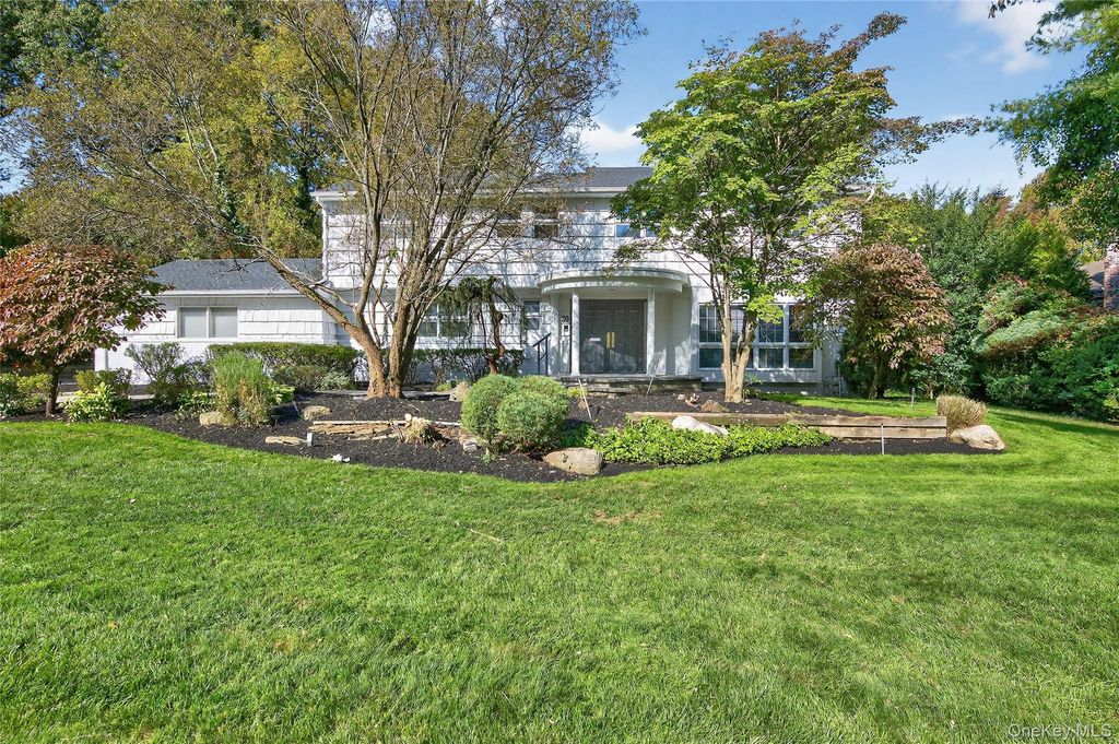 39 Hummingbird Drive, East Hills, NY 11576