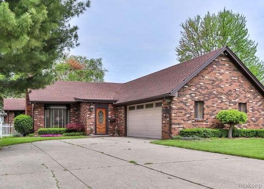 23211 Glenbrook Street, St. Clair Shores, MI 48082