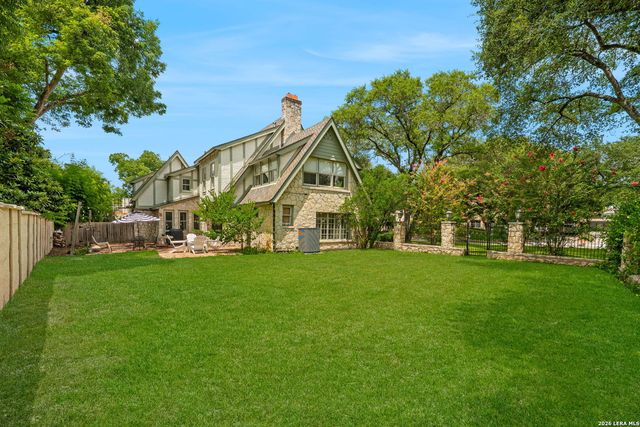 137 PARK DR, Olmos Park, TX 78212