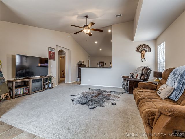 19 E Fairlane Court, Sapulpa, OK 74066