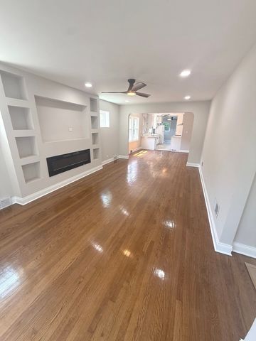8926 S Paxton Avenue, Chicago, IL 60617