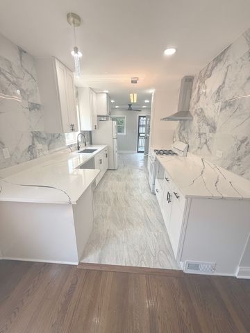 8926 S Paxton Avenue, Chicago, IL 60617
