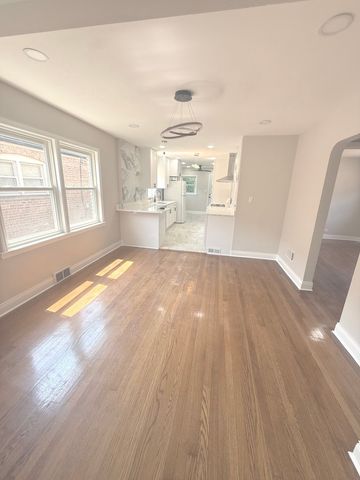 8926 S Paxton Avenue, Chicago, IL 60617