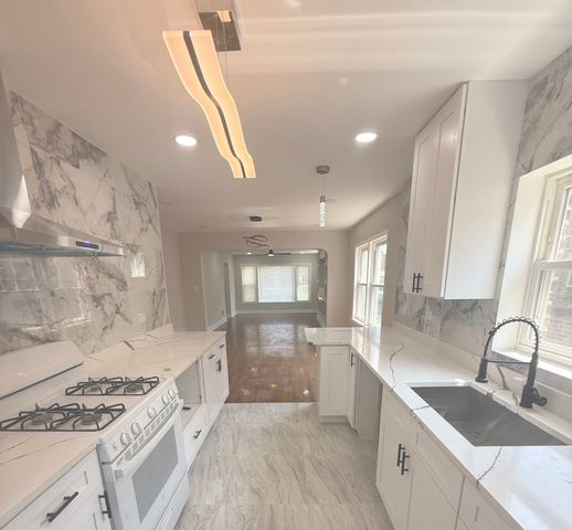 8926 S Paxton Avenue, Chicago, IL 60617