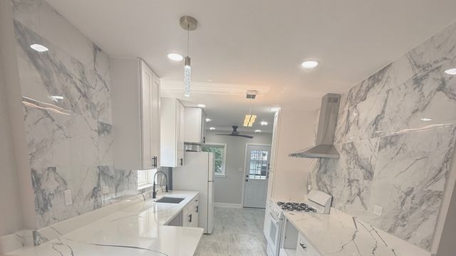 8926 S Paxton Avenue, Chicago, IL 60617