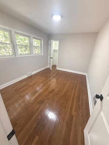 8926 S Paxton Avenue, Chicago, IL 60617