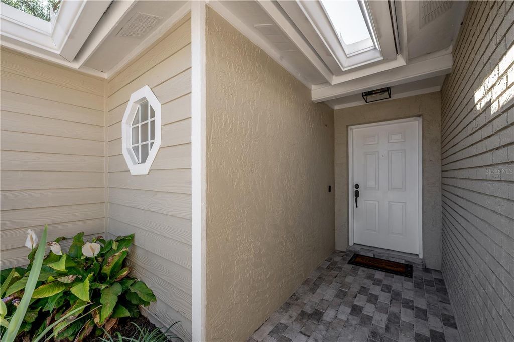 Image 5 of property listing at 8831 HAMPDEN DRIVE, Tampa, FL 33626