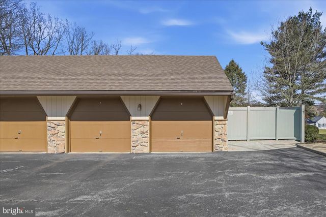 130 OAK KNOLL CIR, Millersville, PA 17551