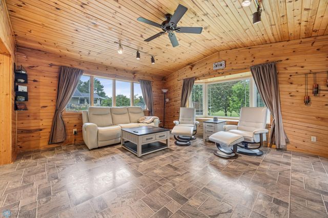 437 10th Avenue E, West Fargo, ND 58078